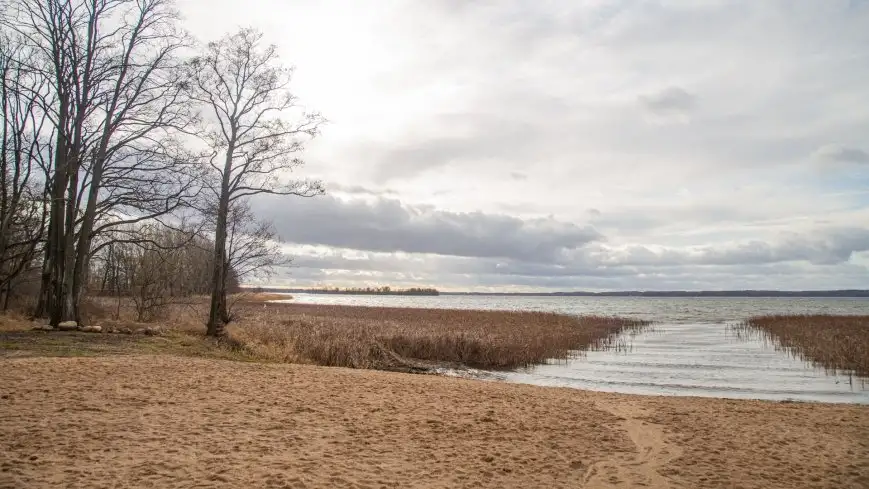 Nowa plaża w Bystrym nad jeziorem Niegocin czeka już na lato