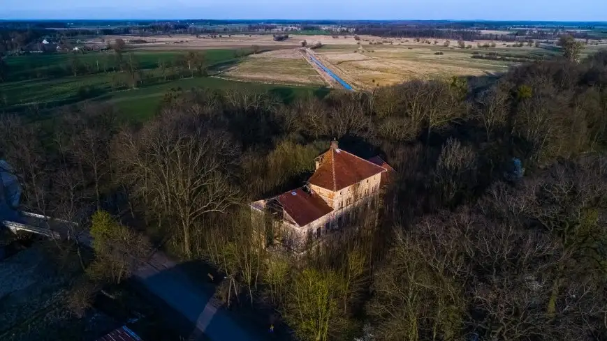 Perełka włoskiej architektury pałacowej na Mazurach coraz bardziej niszczeje