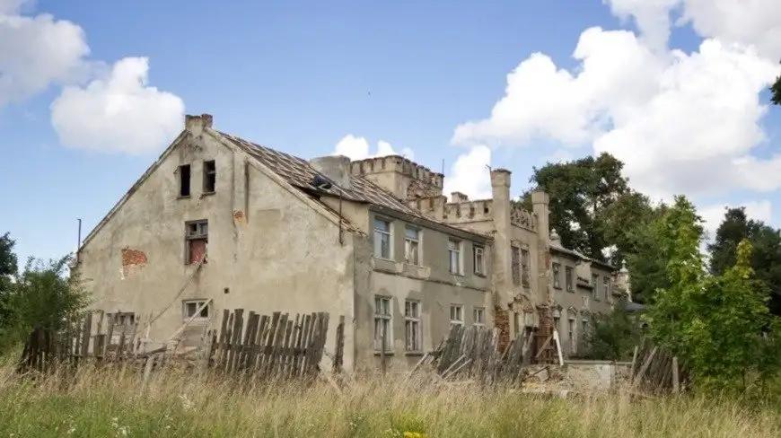 Zabytkowy dworek pod Kętrzynem na sprzedaż. Należy do znanej rodziny