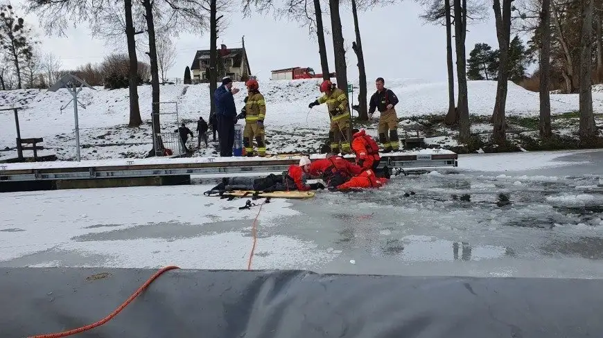 Tragedia na jeziorze Tałty. Pod wędkarzami zarwał się lód