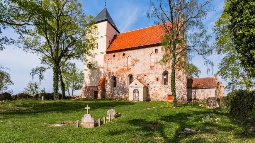 Tajemnice mazurskich zamków. Zamek-kościół w Bezławkach