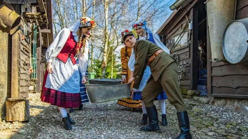 Sesja zdjęciowa łącząca folklor z żołnierskim sznytem