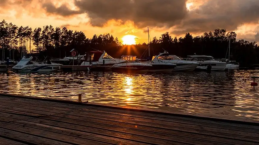 Wakacyjne imprezy i zachody słońca w Porcie Tajty