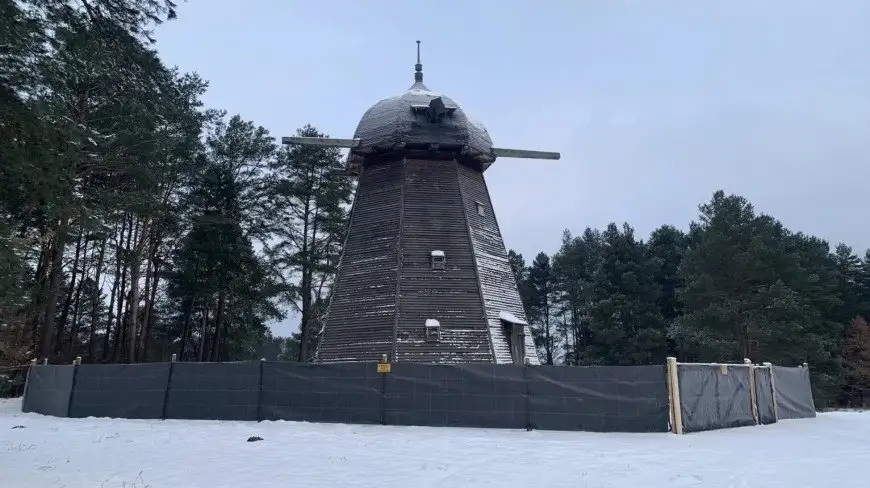 Wiatrak typu holenderskiego.