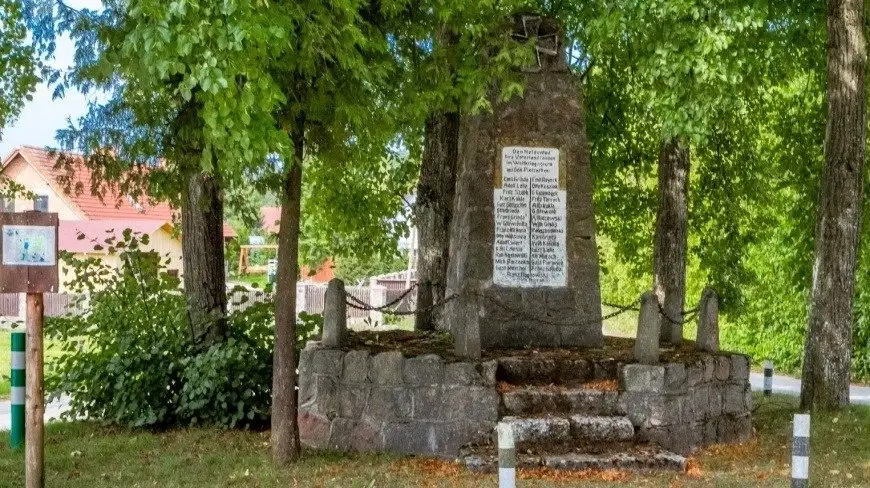 Mazurskie Opowieści. Pomnik poległych w Pieczarkach