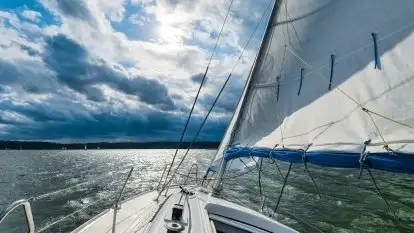 Żeglowanie w trudnych warunkach po mazurskich jeziorach