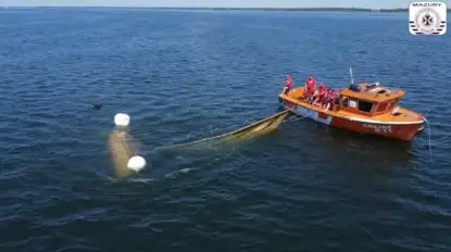 Podniesienie zatopionego jachtu na jeziorze Śniardwy. Zobacz film