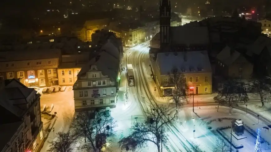 Mazurskie miasta nocą. Zaglądamy do „świątecznego” Kętrzyna