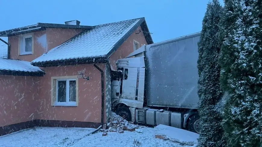 Ciężarówka zniszczyła dom na Mazurach. Starsi mieszkańcy potrzebują pomocy