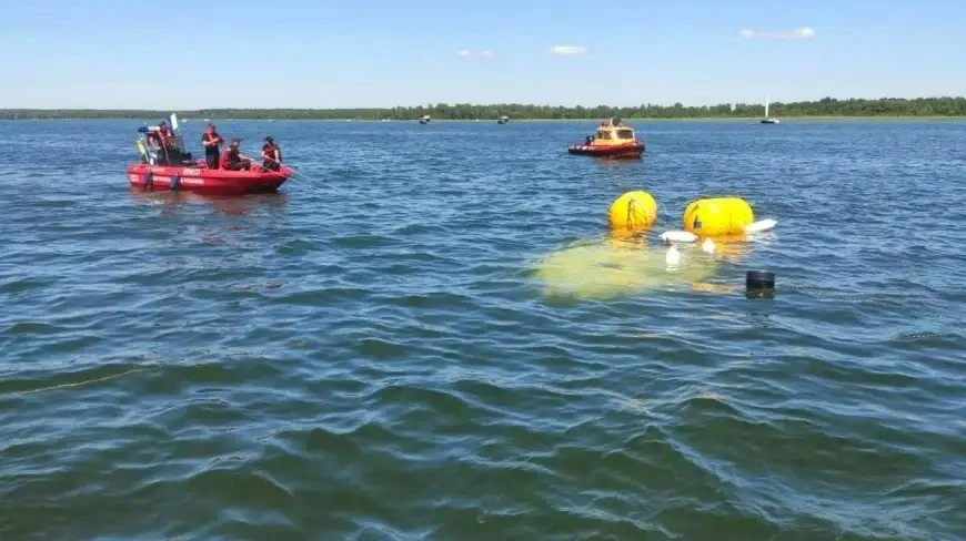 Podniesienie zatopionej łodzi na jeziorze Tałty.
