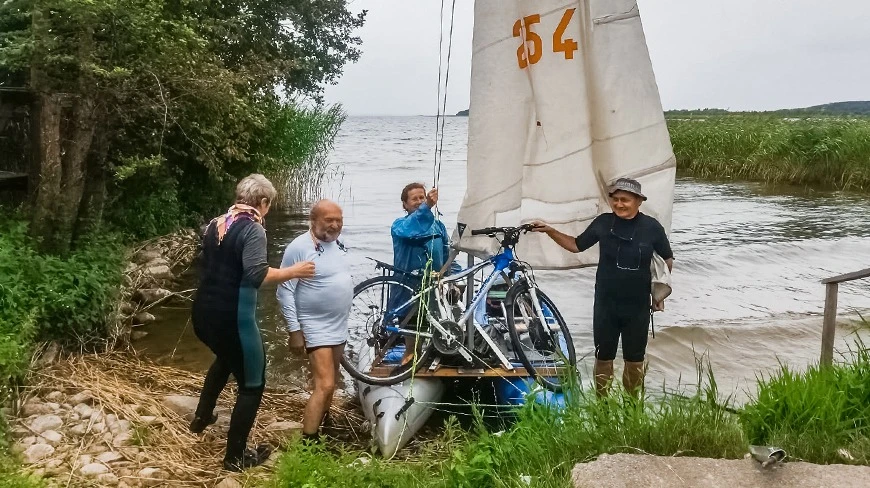 Takim „katamaranem” pływali Czesi po mazurskich jeziorach