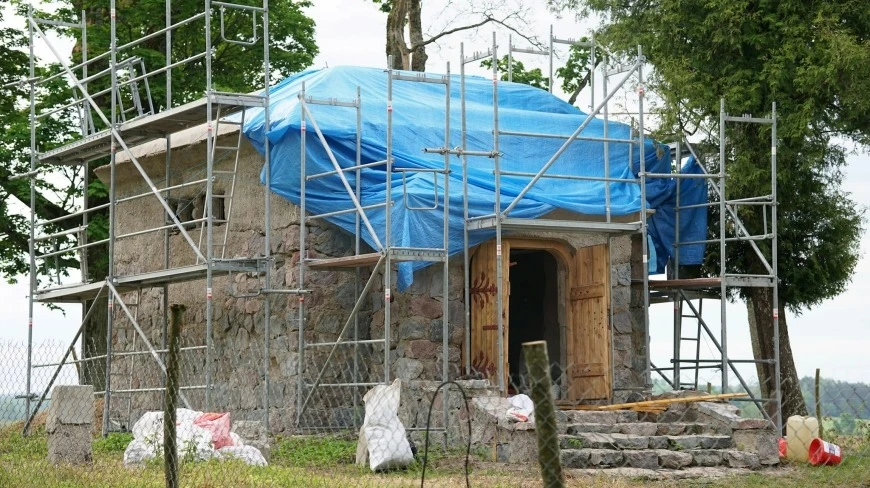 Niespodziewane odkrycie w tajemniczej kaplicy na Mazurach. Pojawia się wiele pytań