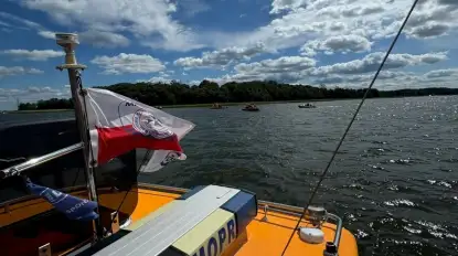 Z jeziora wyłowiono 4-letnią dziewczynkę. Trwa akcja poszukiwawcza osób dorosłych