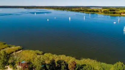 Dron wspiera policjantów w patrolowaniu mazurskich jezior