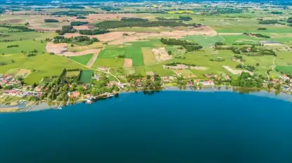 Grodzenie płotami dostępu do jezior na Mazurach. Interwencję podjął TVN