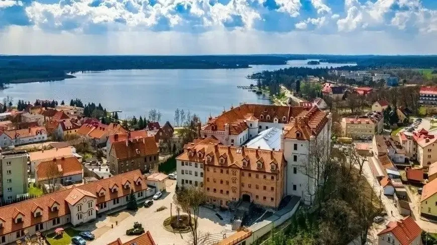 „Tajemnice Rynu” – teatralna podróż przez wieki i legendy Mazur