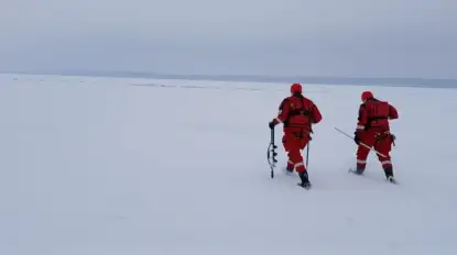 Pozorna stabilność lodowej tafli. Mazurscy ratownicy ostrzegają przed śmiertelnym niebezpieczeństwem