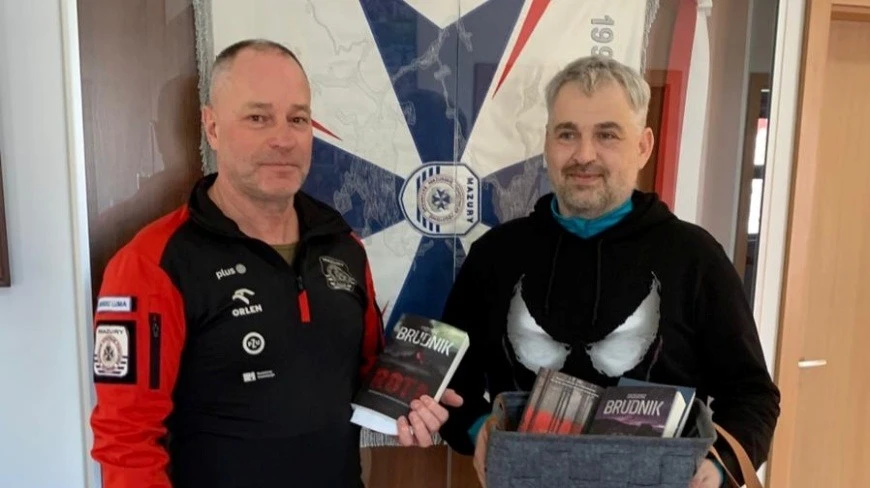 Mroczny kryminał nad jeziorami mazurskimi. Znany pisarz odwiedził ratowników na Mazurach