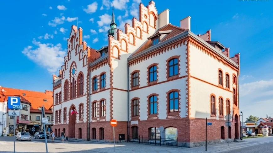 Ratusz w Piszu na Mazurach.