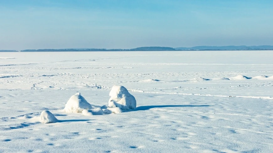 Policja przestrzega przed jazdą samochodami po zamarzniętych jeziorach na Mazurach