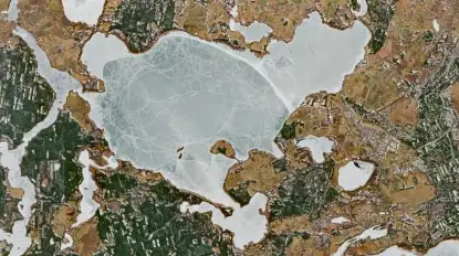 Mazurskie jeziora w fazie „pękania”. Ratownicy ostrzegają: lód traci wytrzymałość w oczach 