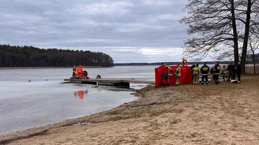 Tragiczny finał spaceru w Karwicy. Lód załamał się pod mężczyzną