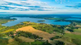 Nietypowe miejsca noclegowe na Mazurach. To atrakcja sama w sobie