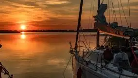 Ognisty zachód przy porcie Ognisty Ptak, jezioro Święcajty - zdjęcie 1