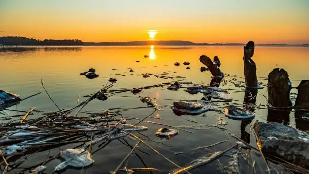 Styczniowy zachód słońca nad jeziorem Święcajty, 2022 r. - zdjęcie 1