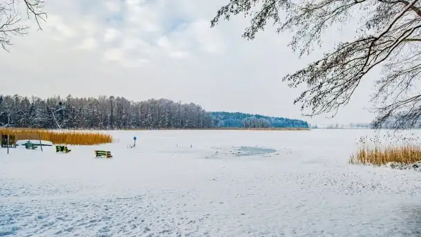 Księżycowy Dworek i jezioro Siercze w okowach zimy - zdjęcie 11