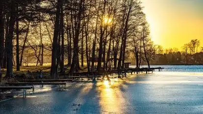 Wschód słońca nad jeziorami Boczne i Niegocin, styczeń 2022 r.