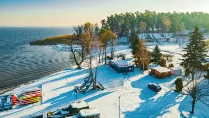 Zimowa wersja AZS Wilkasy nad jeziorem Niegocin, styczeń 2022 r.