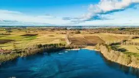 Zimowa sceneria nad plażą przy jeziorze Szóstak - zdjęcie 21