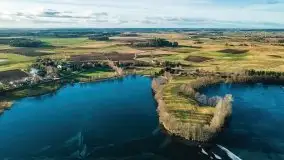 Zimowa sceneria nad plażą przy jeziorze Szóstak - zdjęcie 14