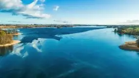 Zimowa sceneria nad plażą przy jeziorze Szóstak - zdjęcie 23