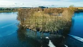 Zimowa sceneria nad plażą przy jeziorze Szóstak - zdjęcie 3