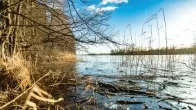 Zimowa sceneria nad plażą przy jeziorze Szóstak - zdjęcie 8