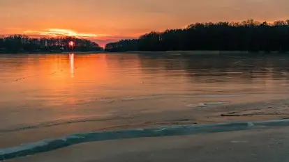 Marcowy zachód słońca nad jeziorem Kisajno