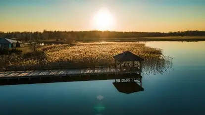 Zachód słońca nad Piszem i jeziorem Roś z drona