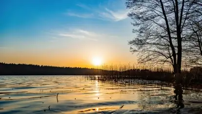 Zachód słońca nad jeziorem Wydmińskim, marzec 2022