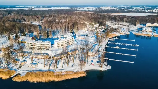 Stranda w pięknej, grudniowej i zimowej scenerii