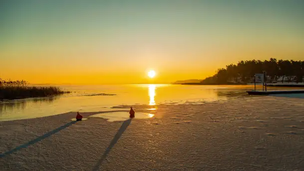 Zimowy wschód słońca w PTTK Wilkasy nad jeziorem Niegocin
