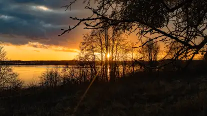 Grudniowy zachód słońca nad jeziorem Łabap
