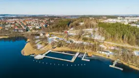 Zimowe Mrągowo, nad jeziorem Czos, okolice amfiteatru z drona - zdjęcie 34