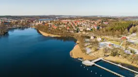 Zimowe Mrągowo, nad jeziorem Czos, okolice amfiteatru z drona - zdjęcie 25