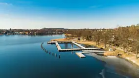 Zimowe Mrągowo, nad jeziorem Czos, okolice amfiteatru z drona - zdjęcie 13