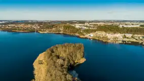 Zimowe Mrągowo, nad jeziorem Czos, okolice amfiteatru z drona - zdjęcie 22