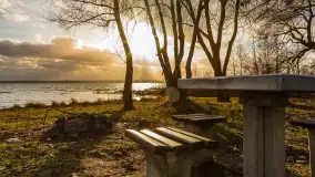 Zachód słońca nad Niegocinem widoczny z dzikiej plaży - zdjęcie 4