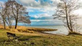 Zachód słońca nad Niegocinem widoczny z dzikiej plaży - zdjęcie 3