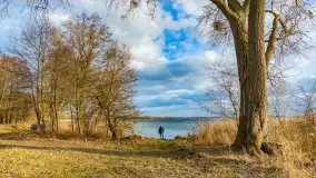 Zachód słońca nad Niegocinem widoczny z dzikiej plaży - zdjęcie 27